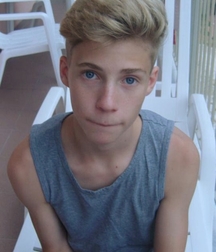 Pretty boy shirtless twinks