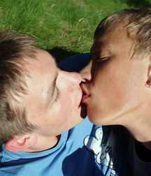 Kissing Plus 5b137bded4af0.jpg