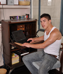 Alan Romero  5b32ba9fb93bd.jpg