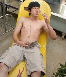 Ian Madrox Pisses on Himself 5b7438f45adda.jpg
