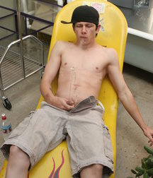 Ian Madrox Pisses on Himself 5b7438fe08a3b.jpg