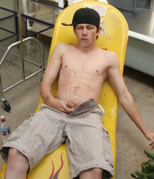 Ian Madrox Pisses on Himself 5b7439008dcea.jpg