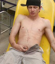 Ian Madrox Pisses on Himself 5b743904502a5.jpg