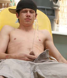 Ian Madrox Pisses on Himself 5b743907ccffe.jpg