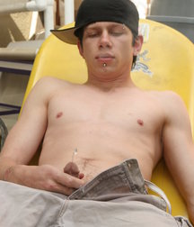 Ian Madrox Pisses on Himself 5b7439211c41a.jpg