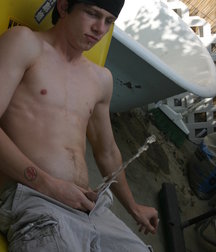 Ian Madrox Pisses on Himself 5b743954b3ba1.jpg