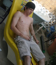 Ian Madrox Pisses on Himself 5b743958ec3be.jpg