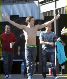 Austin Mahone Shirtless HD 5be30c65300c8.jpg