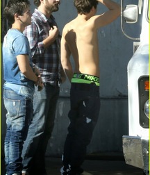 Austin Mahone Shirtless HD 5be30c8ea3393.jpg
