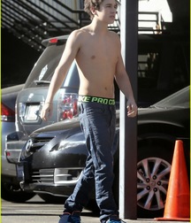 Austin Mahone Shirtless HD 5be30c9648865.jpg