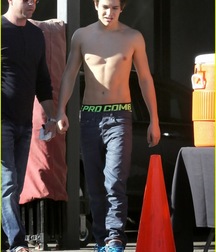 Austin Mahone Shirtless HD 5be30d5844fa9.jpg