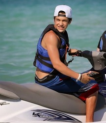 Austin Mahone Shirtless HD 5be30d62f0e2b.jpg