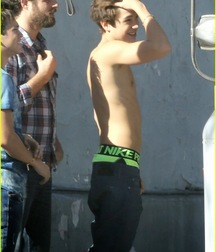Austin Mahone Shirtless HD 5be30d6cb3df2.jpg
