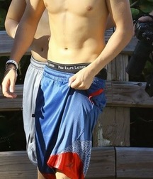 Austin Mahone Shirtless HD 5be30d85bce52.jpg