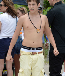Austin Mahone Shirtless HD 5be30daee4eb6.jpg