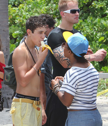 Austin Mahone Shirtless HD 5be30e0954345.jpg