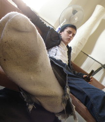 Master Robert Dirty White Socks 5d3ee3ed069fa.jpg