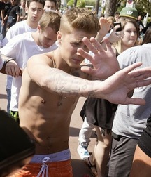 Justin Bieber Saggin 5dd984ea971e6.jpg