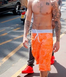 Justin Bieber Saggin 5dd984f5bab8b.jpg