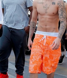 Justin Bieber Saggin 5dd984f70bd7e.jpg