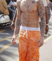 Justin Bieber Saggin 5dd984f856ab8.jpg