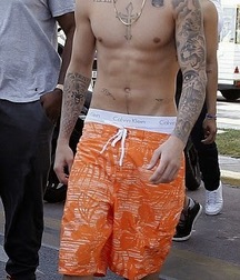 Justin Bieber Saggin 5dd984f9c27d1.jpg