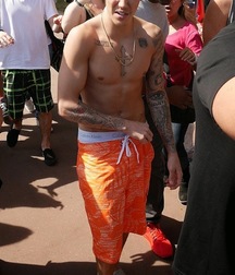 Justin Bieber Saggin 5dd984fc8b80c.jpg
