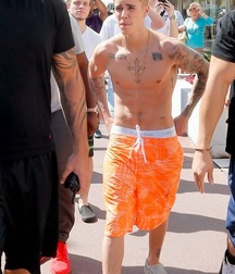 Justin Bieber Saggin 5dd985038a779.jpg