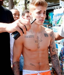 Justin Bieber Saggin 5dd9850ec96ae.jpg