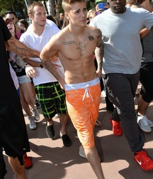 Justin Bieber Saggin 5dd985104bb3a.jpg