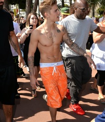 Justin Bieber Saggin 5dd98518bdcd9.jpg