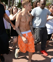 Justin Bieber Saggin 5dd9851a2bb28.jpg