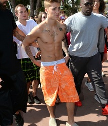 Justin Bieber Saggin 5dd9851c16b7d.jpg