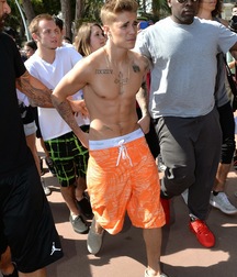 Justin Bieber Saggin 5dd9851eda076.jpg