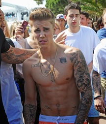 Justin Bieber Saggin 5dd98523392b0.jpg