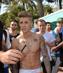 Justin Bieber Saggin 5dd98528db3d0.jpg