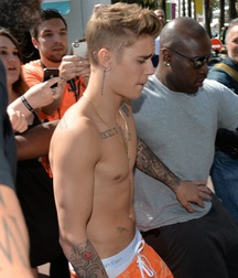 Justin Bieber Saggin 5dd9852a6c90b.jpg
