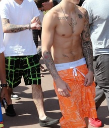Justin Bieber Saggin 5dd98530e34ec.jpg