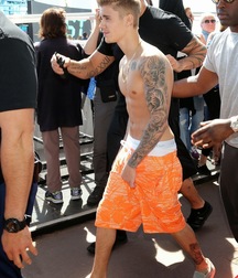 Justin Bieber Saggin 5dd98537442b3.jpg