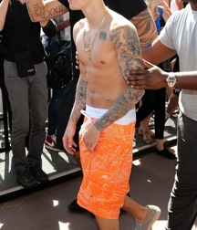 Justin Bieber Saggin 5dd98538e10eb.jpg