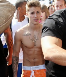 Justin Bieber Saggin 5dd9853a49b28.jpg