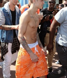 Justin Bieber Saggin 5dd985418228a.jpg