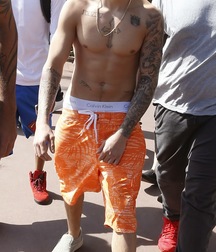 Justin Bieber Saggin 5dd9854a2bc20.jpg
