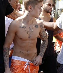 Justin Bieber Saggin 5dd9854eaba1d.jpg