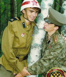 officer and soldier 5b6aa28745fb0.jpg