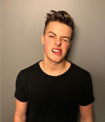  Twinks adorable gay tube  5fb2e5271a3c0.jpg