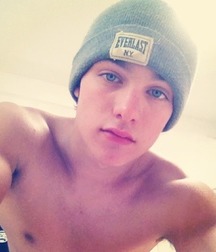 Pretty Boys 5b1f36b7af9f9.jpg