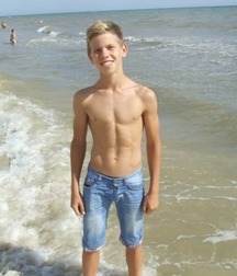 Cute looking boys 5c7ad35a2e184.jpg