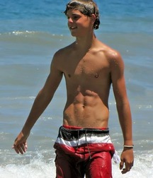 Cute looking boys 5c7ad384a17bb.jpg