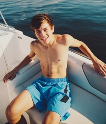 Cute looking shirtless boys 2 5c8581455e2aa.jpg